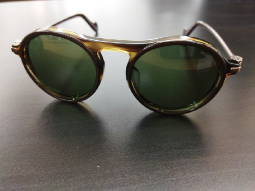 モンクレールのサングラス