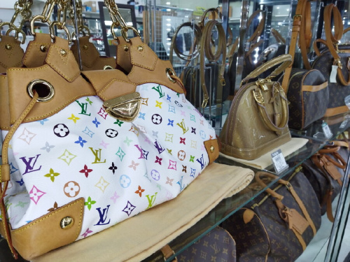 バッグの財布