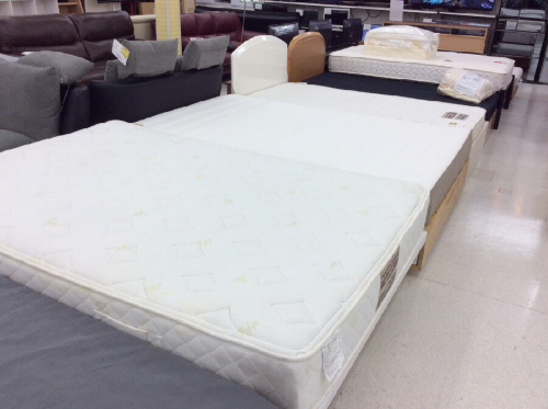 中古家具のベッド