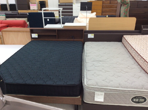 中古家具のベッド