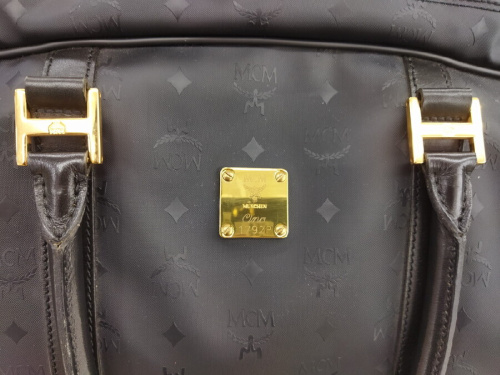 トラベルバッグのロゴバッグ