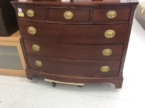 アンティーク家具のチェスト