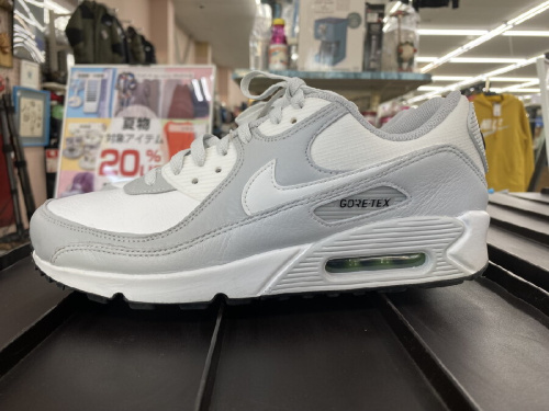 スニーカーのナイキ（NIKE）