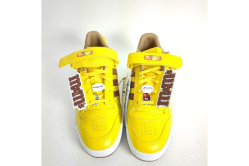 スニーカーのアディダス（adidas）