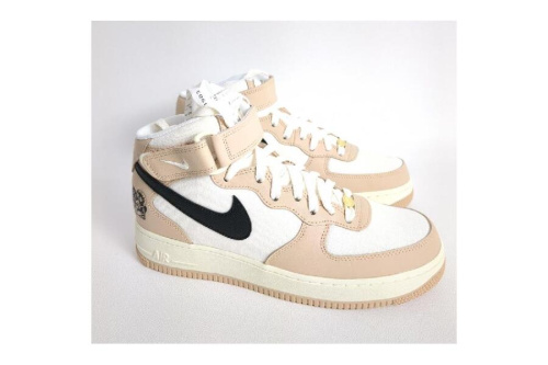 スニーカーのナイキ（NIKE）