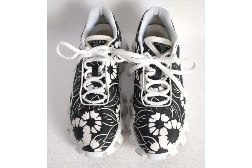 スニーカーのプラダ(PRADA)
