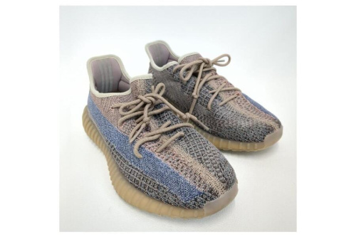 スニーカーのアディダス（adidas）