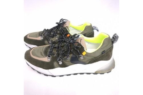 シューズ・靴のスニーカー