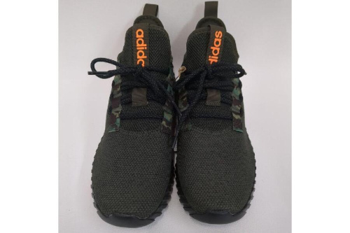 スニーカーのアディダス（adidas）