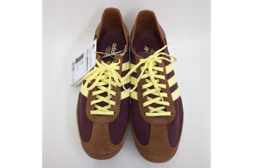 スニーカーのアディダス（adidas）