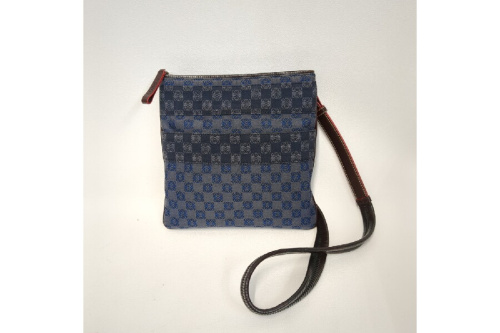 バッグのショルダーバッグ