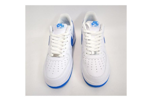 スニーカーのナイキ（NIKE）