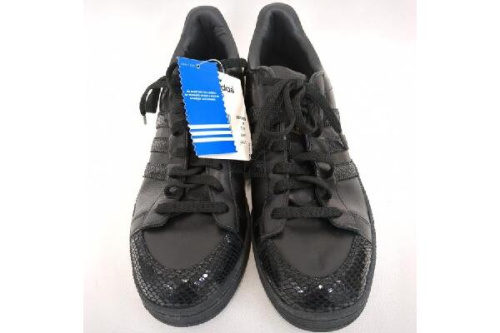 スニーカーのアディダス（adidas）