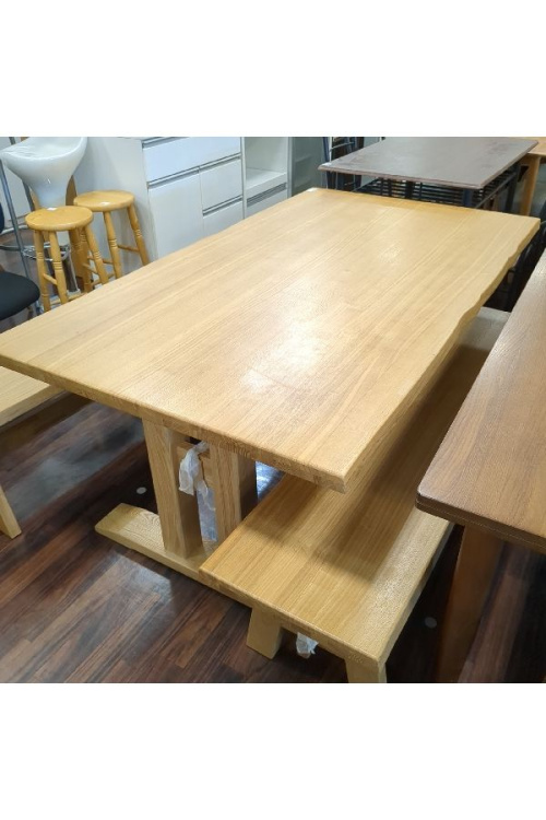 家具のダイニングテーブル