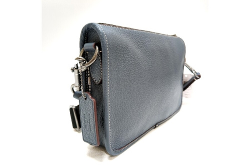 ショルダーバッグのコーチ（COACH）