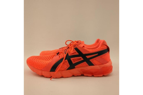 スニーカーのアシックス（asics）