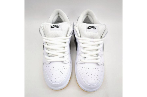 スニーカーのナイキ（NIKE）