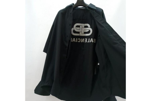 バレンシアガ(Balenciaga)のダブルスリーブシャツ