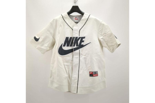 ファッションのトップス