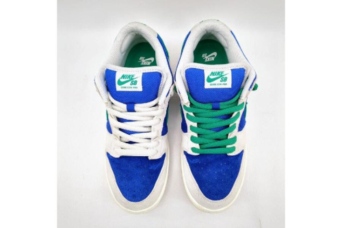 スニーカーのナイキ（NIKE）