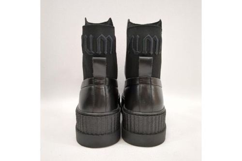ショートブーツのFENTY by Rihanna
