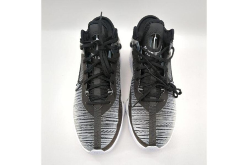 スニーカーのナイキ（NIKE）