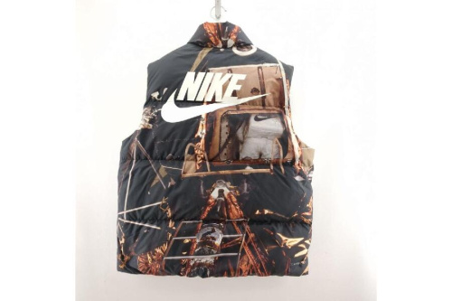 ダウンベストのナイキ（NIKE）