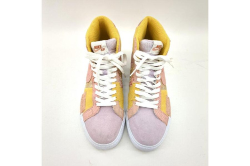 スニーカーのナイキ（NIKE）