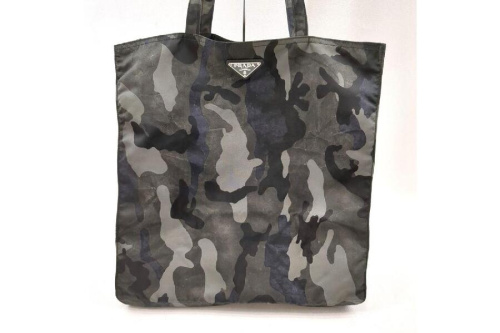 トートバッグのプラダ（PRADA）