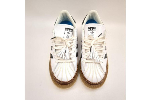 スニーカーのアディダス（adidas）