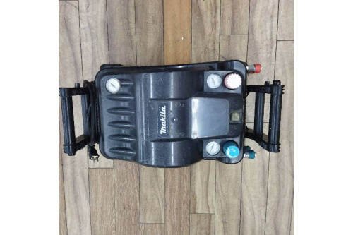 中古コンプレッサーのマキタ