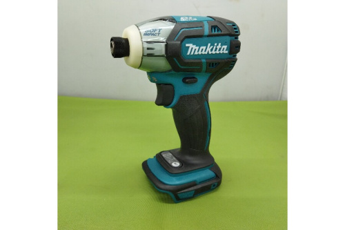 工具のインパクトドライバー