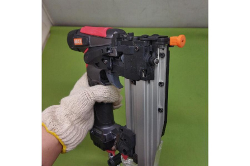 釘打機スーパーネイラの高圧エア