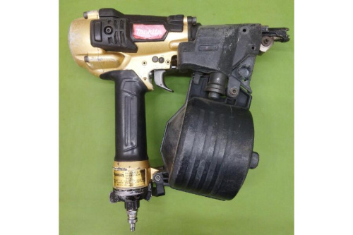 マキタ（MAKITA）の６５mm高圧万能釘打機