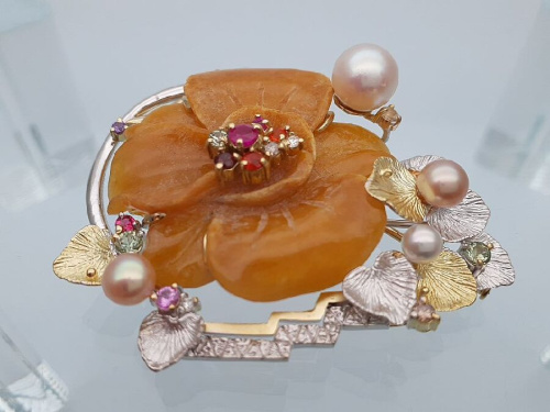 福原佐智のブローチ