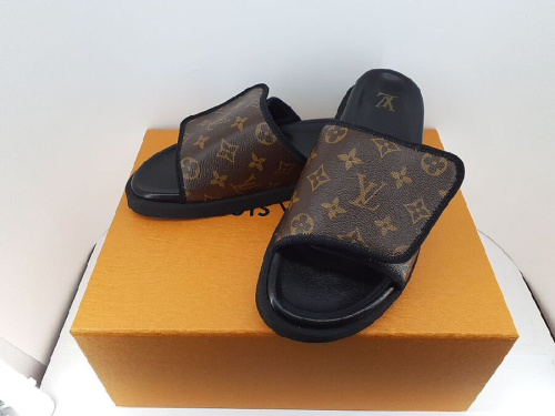LOUIS VUITTON（ルイヴィトン）のｻﾝﾀﾞﾙ　古着