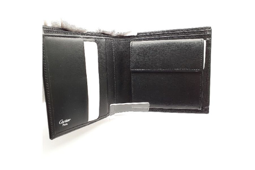 二つ折り財布のレザー財布