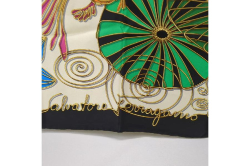 スカーフのサルヴァトーレフェラガモ（Salvatore Ferragamo）