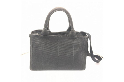 トートバッグのプラダ（PRADA）