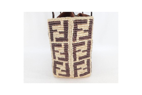 フェンディ（FENDI）のラフィアクロシュスリム