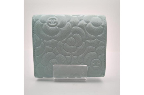 3つ折り財布のシャネル（CHANEL）