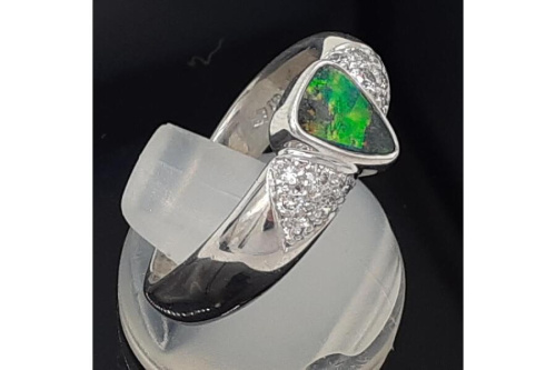 ジュエリーの指輪