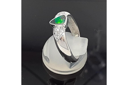 天然ボルダーオパールのダイヤモンド