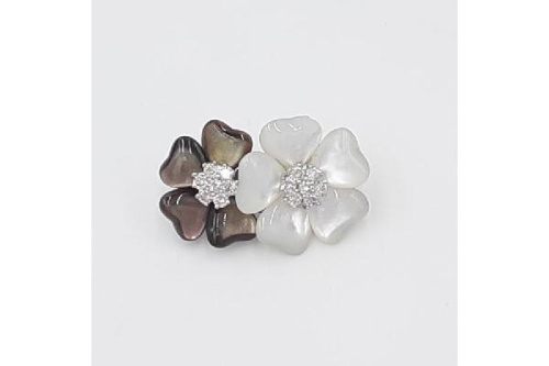 ジュエリーのブローチ