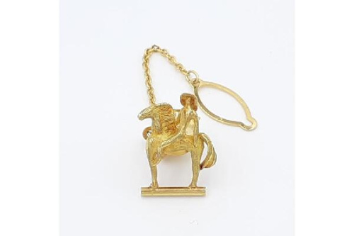 ジュエリーのブローチ