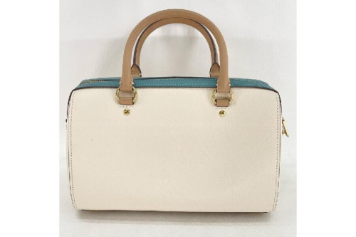 ショルダーバッグのコーチ（COACH）