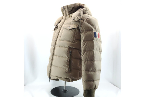 ファッションのモンクレール（MONCLER）
