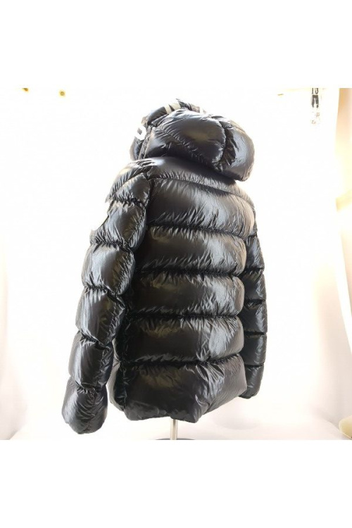 ダウンジャケットのモンクレール（MONCLER）