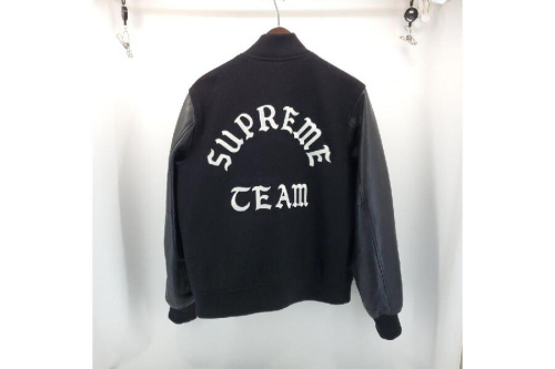 アウターのシュプリーム（SUPREME）