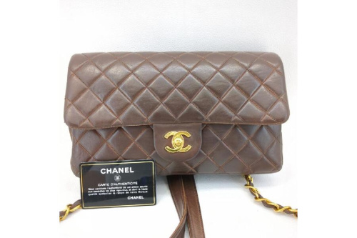 ショルダーバッグのシャネル（CHANEL）
